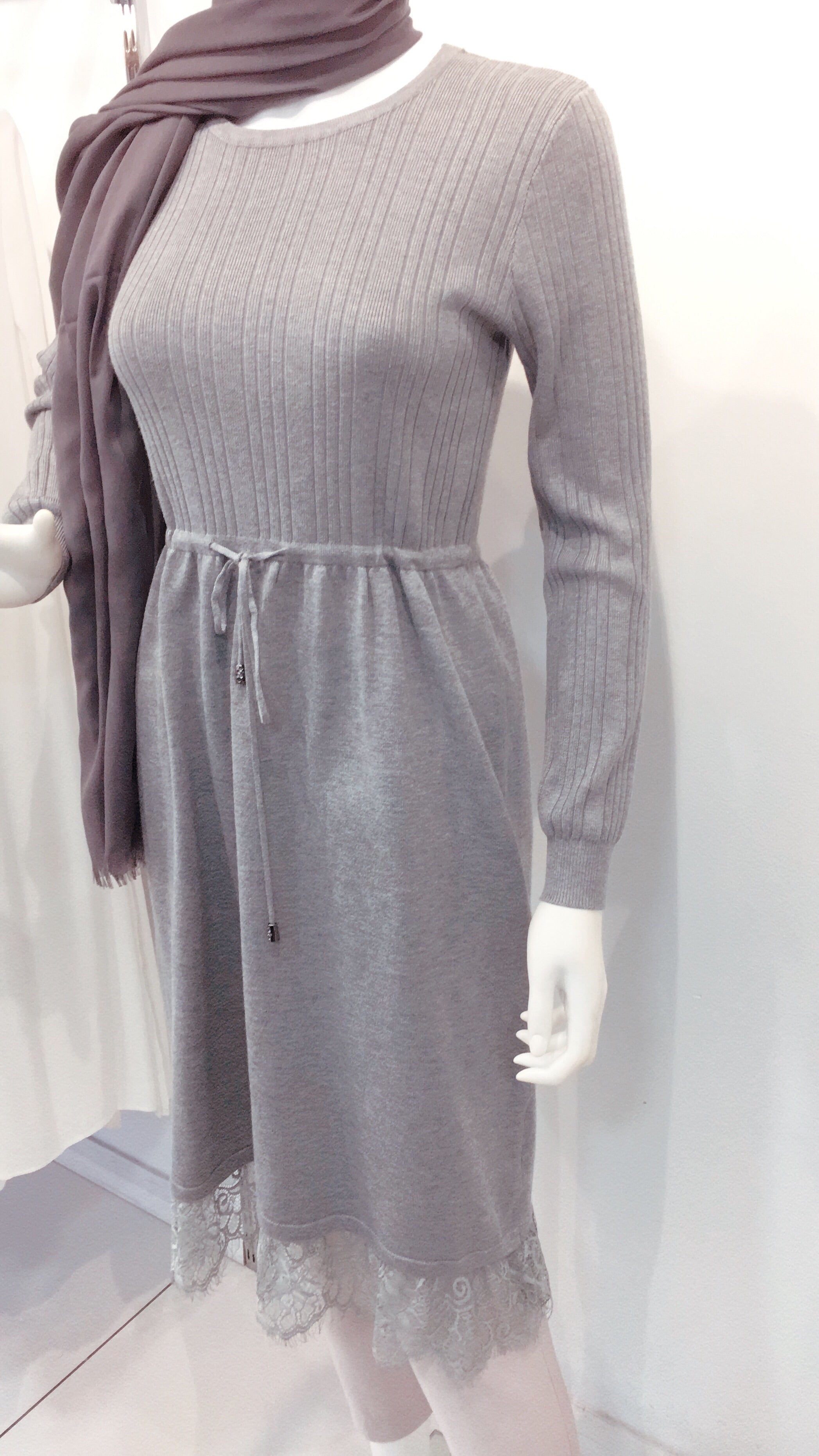 Half ribbed jumper dress with lace